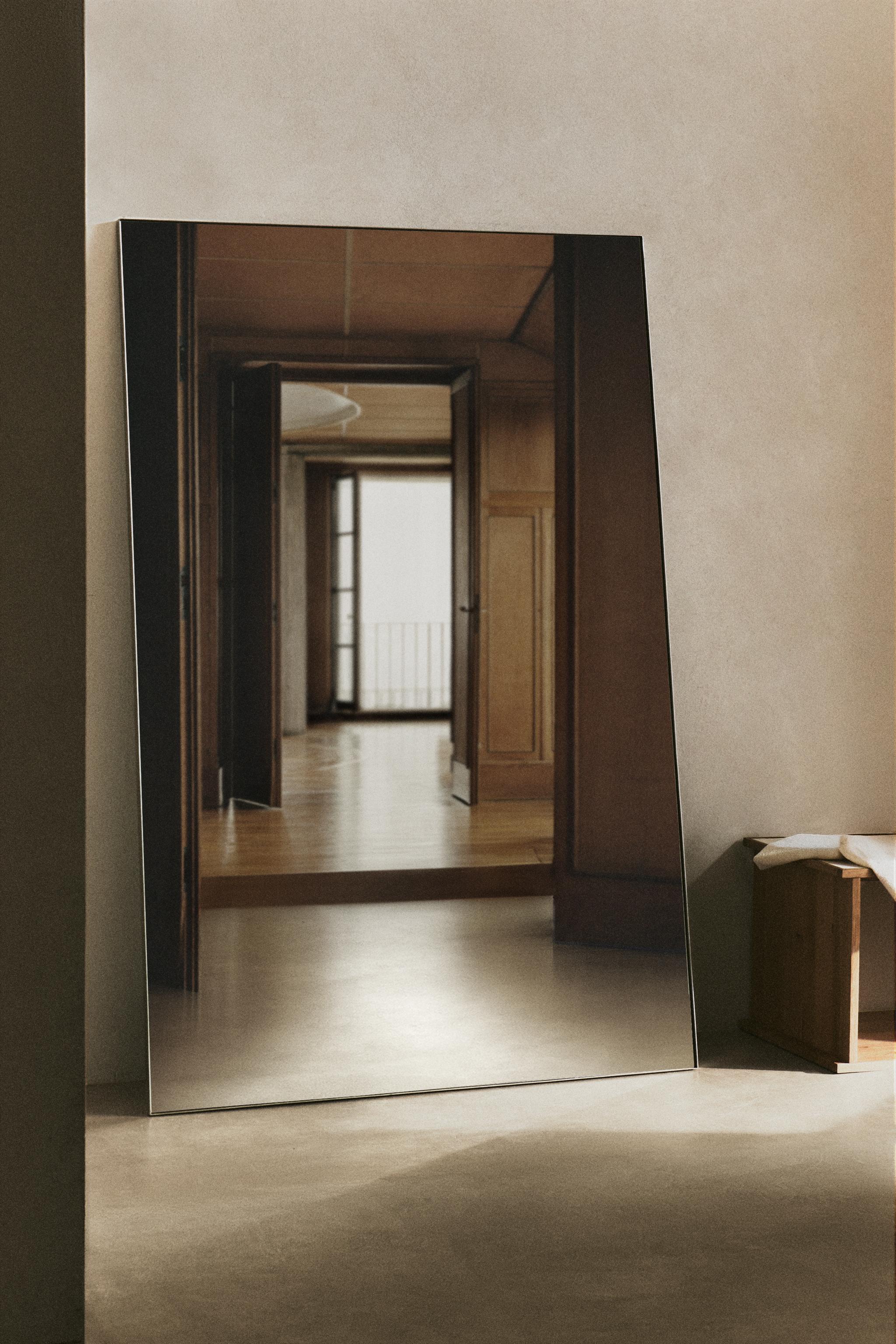 MIROIR SUR PIED CADRE ARGENTÉ